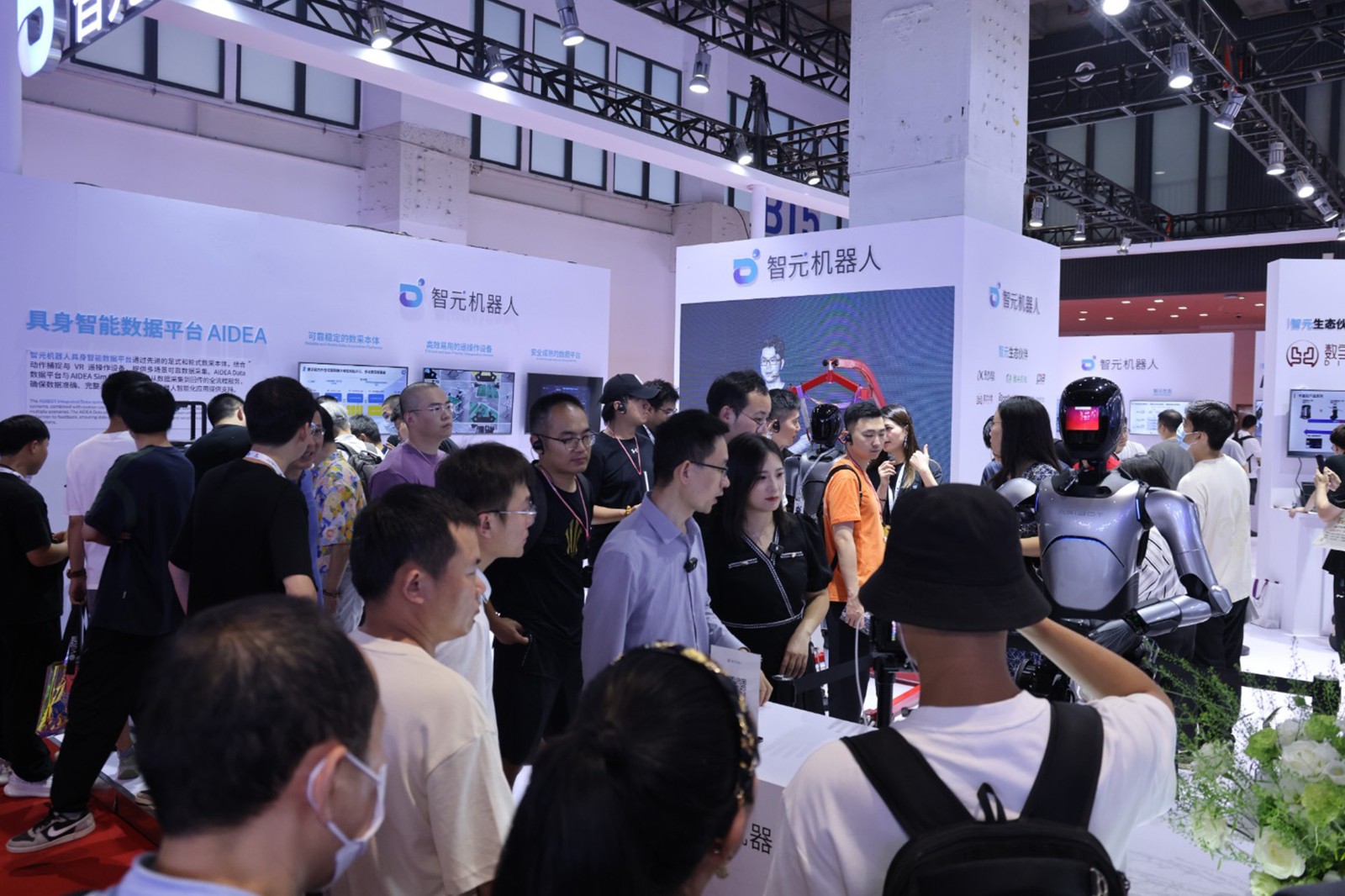 j9国际站机器人亮相世界机器人大会WRC